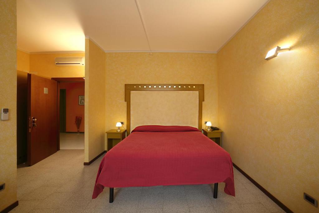 Hotel Aquamaris Sala Baganza Quarto foto